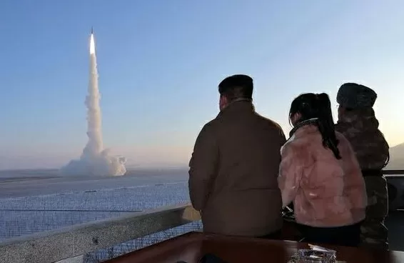 Korea Utara Luncurkan Rudal Balistik di Tengah Kunjungan Trump ke Seoul